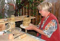 Isolde Frank beim T�pfern